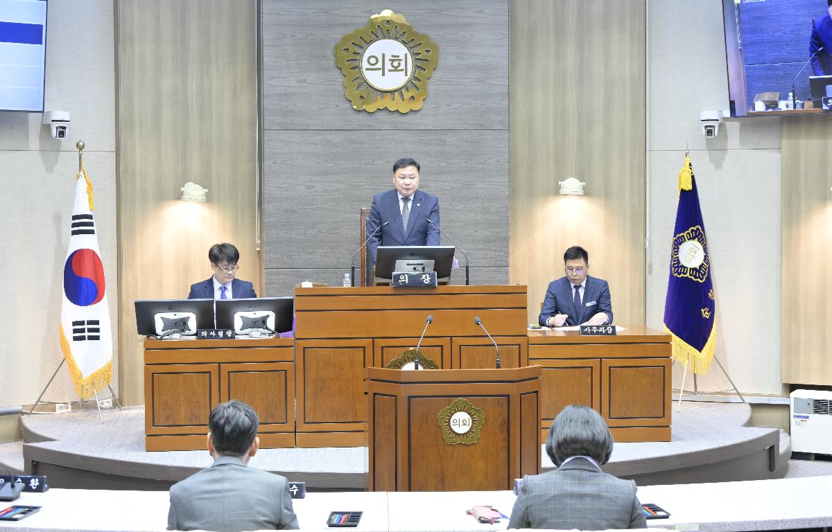 제302회 순창군의회 임시회 개회 첨부이미지 : 임시회 개회(손종석의장).jpg