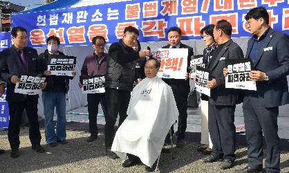 순창군의회 윤석열 즉각 파면 촉구 삭발식 및 천막 농성
